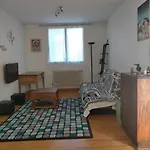 Semesterbostad Petite Maison Tres Paisible Avec Jardin A Cournon - Puy De Dome ! Le Cendre