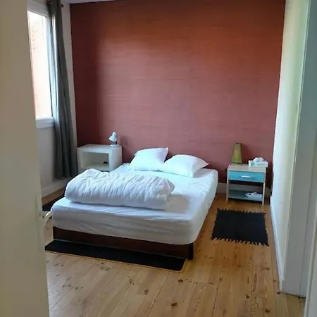 Petite Maison Tres Paisible Avec Jardin A Cournon - Puy De Dome ! 펜션 *