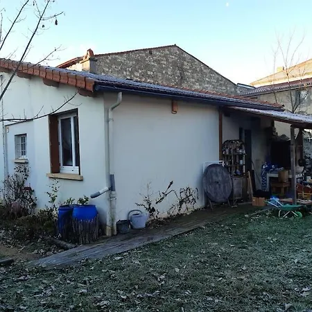 펜션 Petite Maison Tres Paisible Avec Jardin A Cournon - Puy De Dome ! *